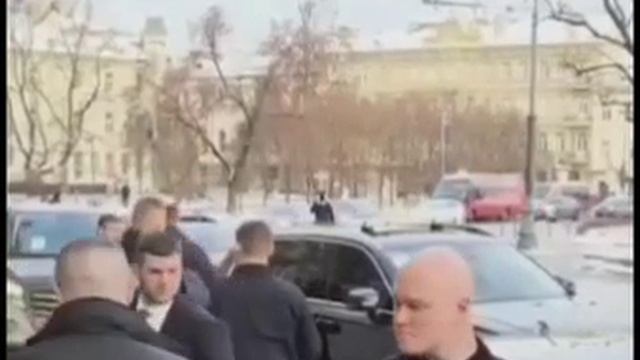 Как охраняют Зеленского от чрезмерной "любви" народа смотреть онлайн