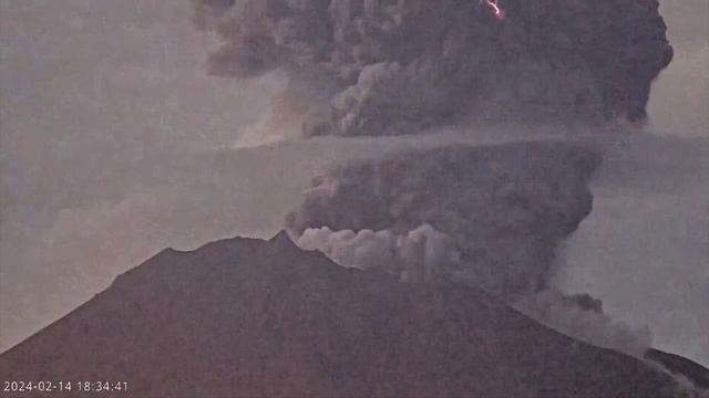 Вулканические молнии при извержении вулкана Сакурадзима (Япония, 14.02.2024). смотреть онлайн
