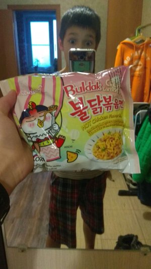 Ем самую острую лапшу в Астрахани.