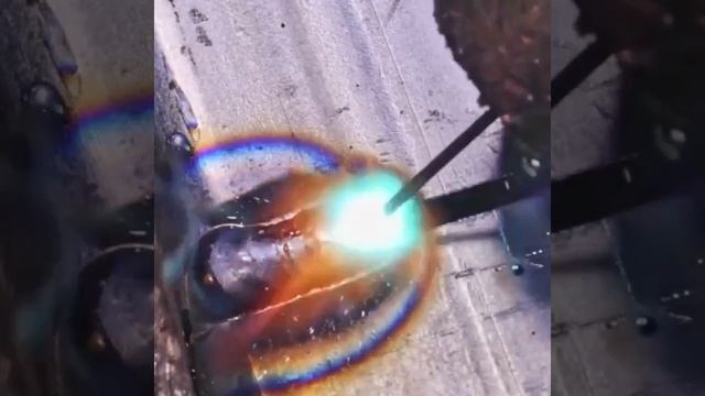 Сварщик с большим опытом доступно объясняет тонкости своей профессии