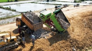 Самосвал встал на дыбы. Два бульдозера спасают машину