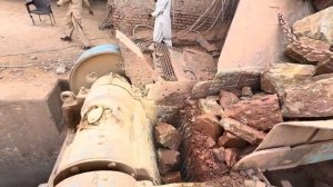 Экстремальный занос бункера | Крупные камни застряли в камнедробилке / Разбиваем молотком #камнедроб