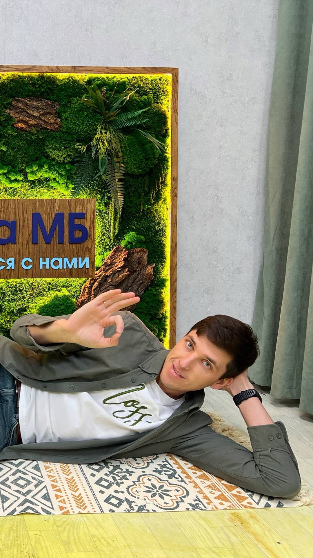 Панно из мха с логотипом и подсветкой мха Панно из мха с логотипом и подсветкой мха