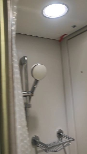 Биотуалет, душевая кабина в поезде смотреть онлайн