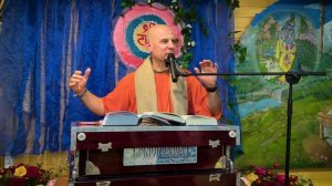 История про Шрилу Прабхупаду, как ему принесли вьясасану, когда он общался с корреспондентом.