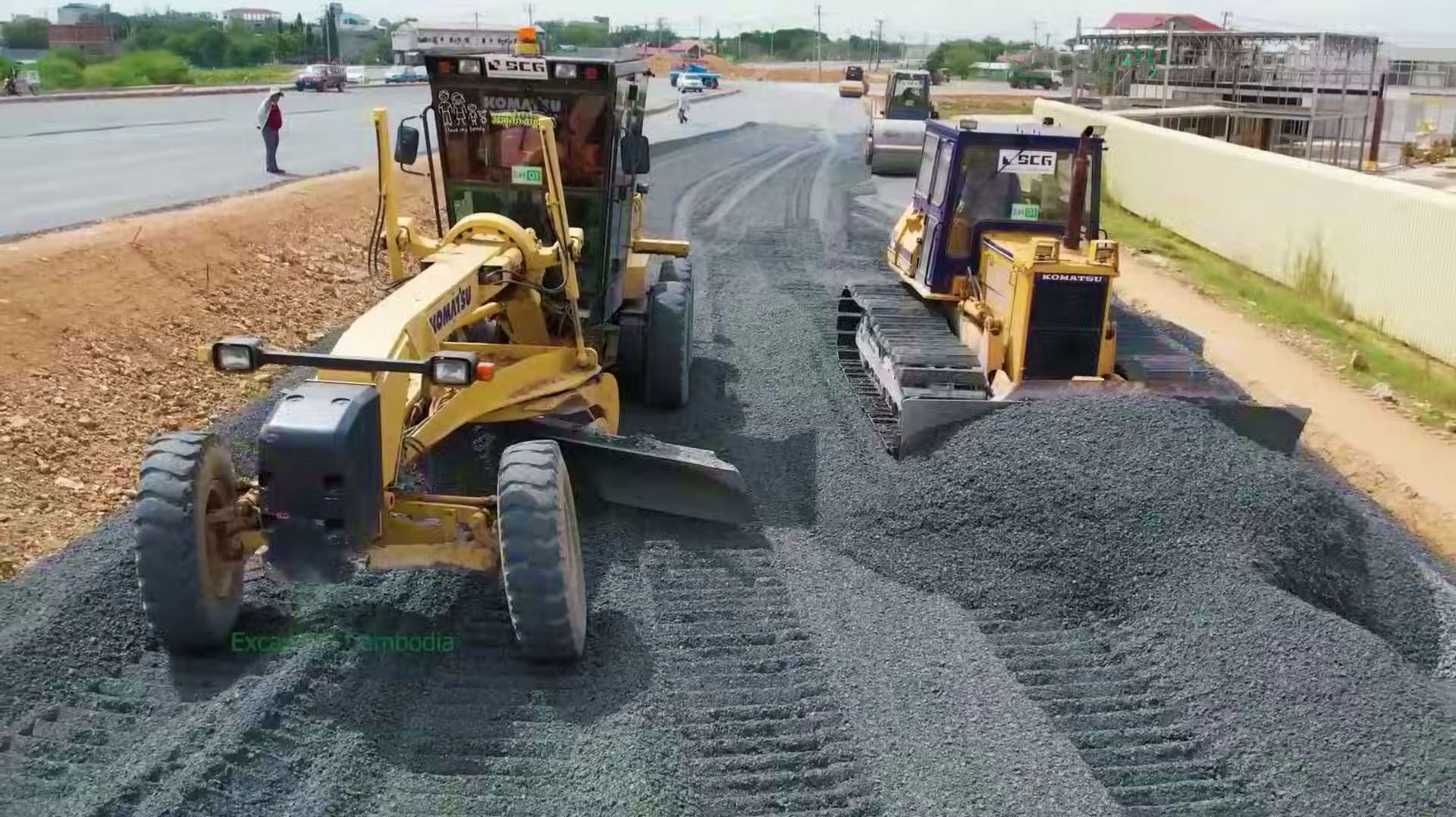 Мощь в деле - бульдозер и самосвалы строят фундамент для шоссе смотреть онлайн