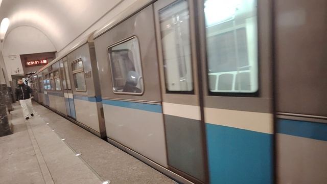 электропоезд 81-740 Русич отправляется со станции Волоколамская смотреть онлайн