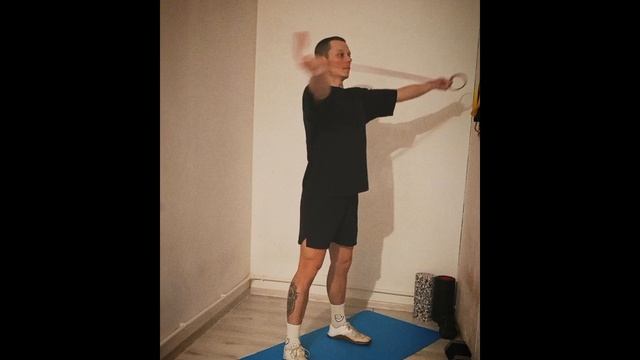 Разводка резины прямыми руками ладонями вверх стоя