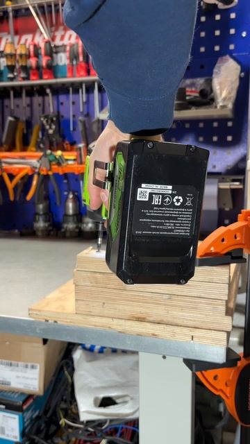 Винтоверт ударный Greenworks 24V, б/щет, 0-3200об/мин, 4000 уд/мин, HEX 1/4, 170Нм смотреть онлайн