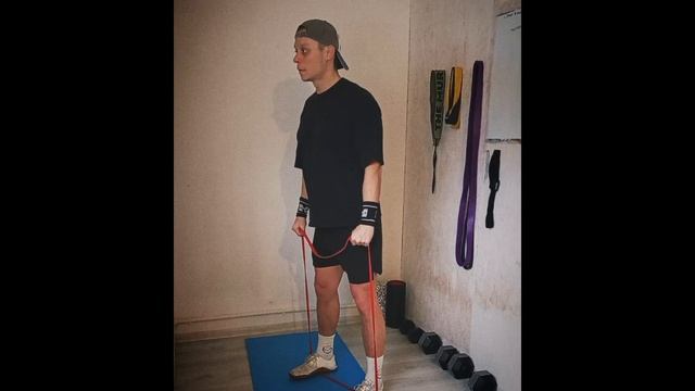 Махи с резинкой в стороны стоя