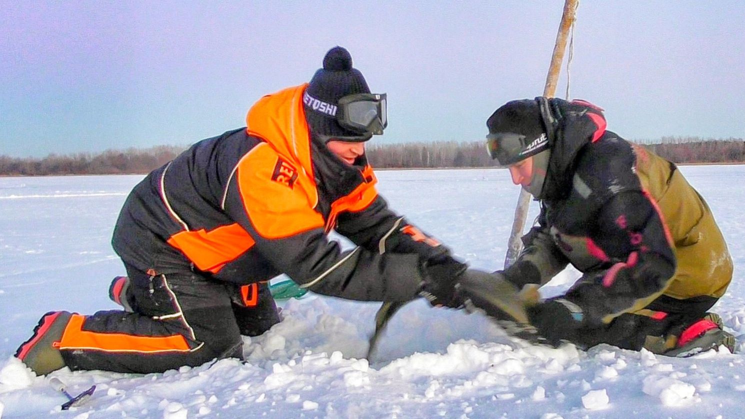 ЛЕСКА ТРЕЩИТ, КРЮЧОК НАПОПОЛАМ😱! РЫБАЛКА ПРЕВРАТИЛАСЬ В ДИКИЙ ЖОР!!! смотреть онлайн