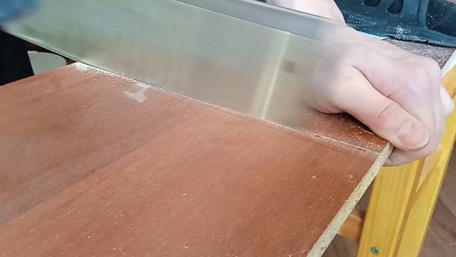 Как отпилить ЛДСП ровно обычной пилой Как отпилить ЛДСП ровно обычной пилой