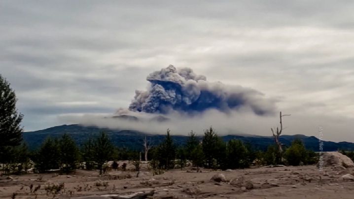 Вулкан Шивелуч выбросил пепел на 6 км над уровнем моря смотреть онлайн