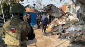 Украинские боевики атаковали жилые дома и автомобили в поселке Сартана в ДНР.