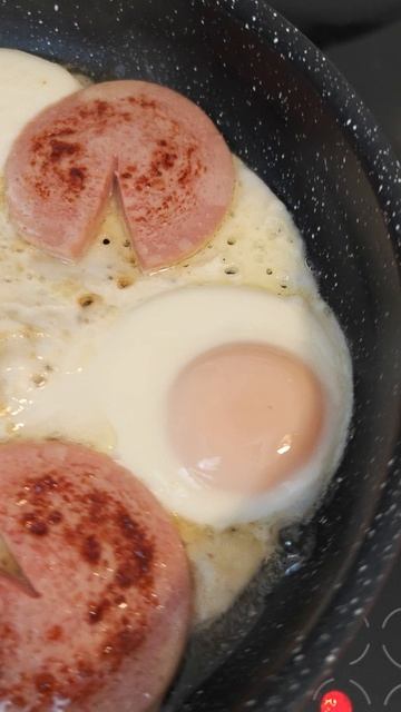 Кулинария // Приготовление завтрака // Яичница-глазунья с колбасой