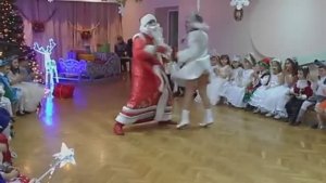 По-моему Дед Мороз и снегурочка попутали детский утренник с корпоративом 🤬