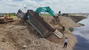 Экскаватор приходит на помощь - филигранная работа по извлечению застрявшего на берегу самосвала