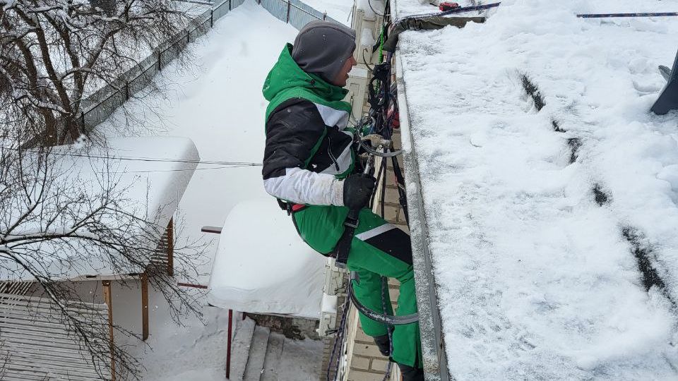 Монтаж водостока промышленными альпинистами в Перми