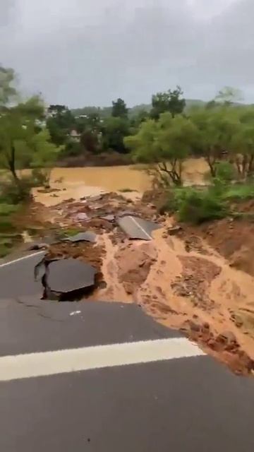 Оползень разрушил дорогу в штате Санта-Катарина, Бразилия. смотреть онлайн