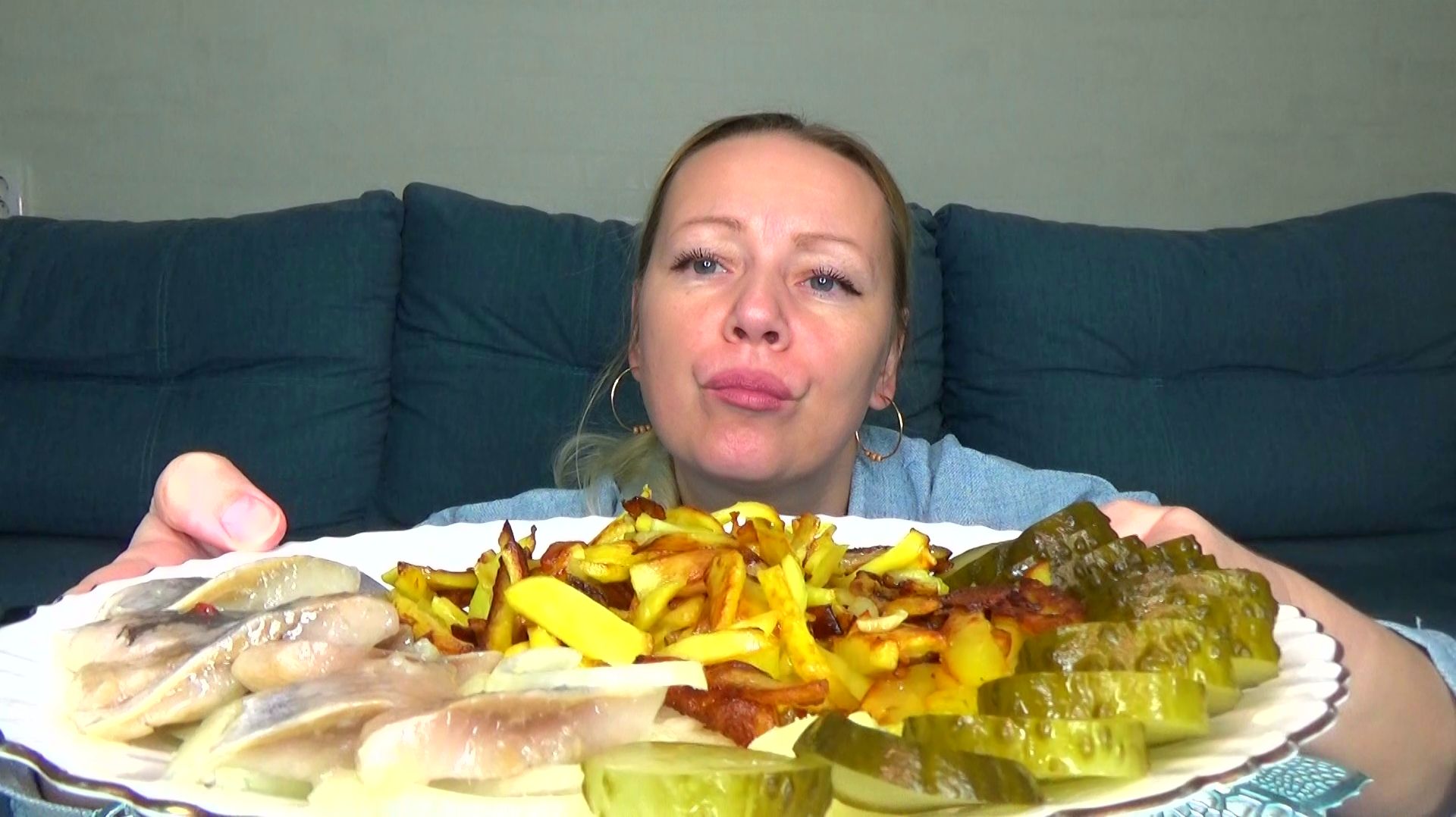 Мукбанг картошка жареная, селедка с луком, огурцы соленые.Еда вкуснота. смотреть онлайн