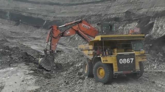Экскаватор Hitachi EX2600 Объединился с самосвалами Komatsu HD785 и CAT 777 смотреть онлайн