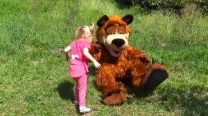 Настя и Мишка в погоне за бабочками, жучками и насекомыми (360p)