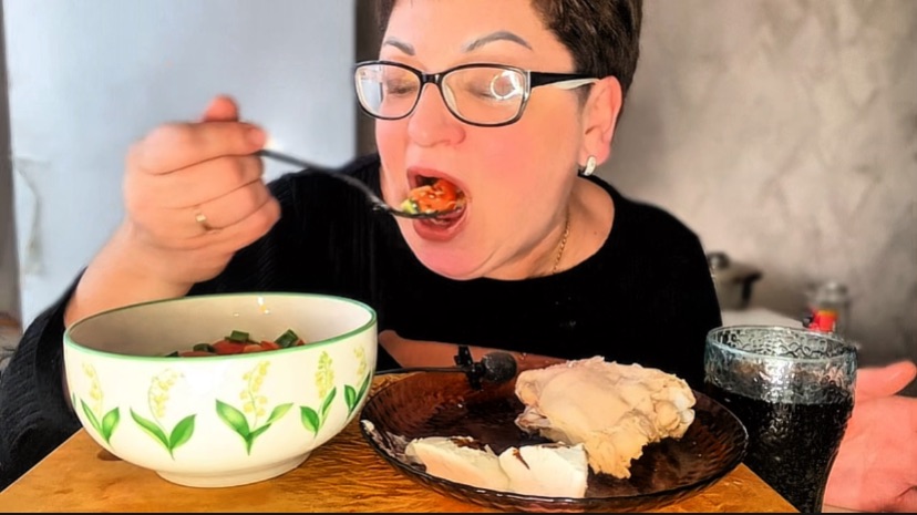 Мукбанг и салат и курица и сыр!Я это съем и похудею! смотреть онлайн