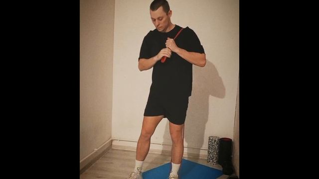 Разгибание руки на трицепс с резинкой через плечо