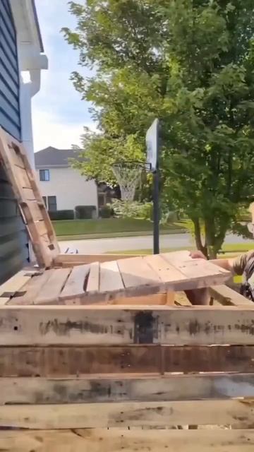 Бюджетный способ создать дровницу на даче.