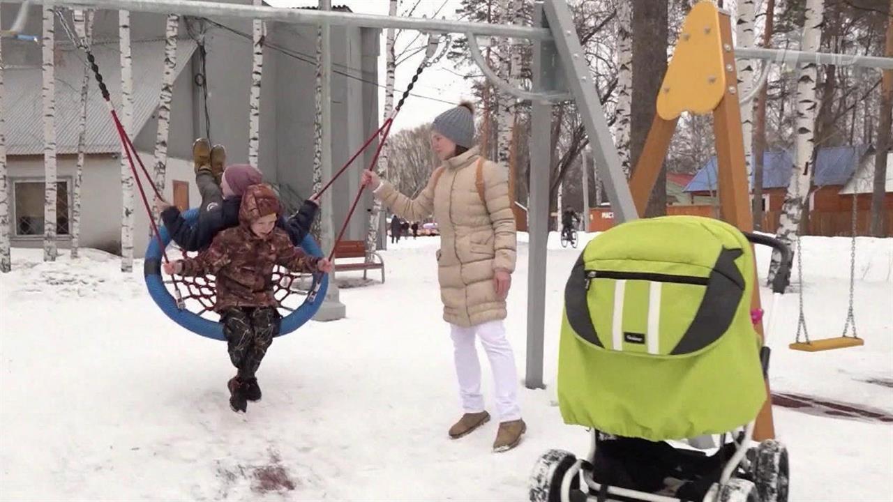 С 1 февраля в России увеличится несколько десятков социальных выплат. смотреть онлайн