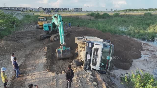 Самосвалы сваливаются и переворачиваются, мы их поднимаем смотреть онлайн