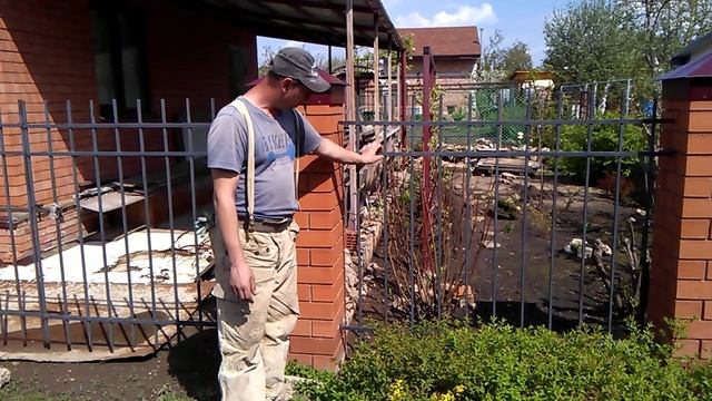 Забор металлический из проф трубы с кирпичными столбами