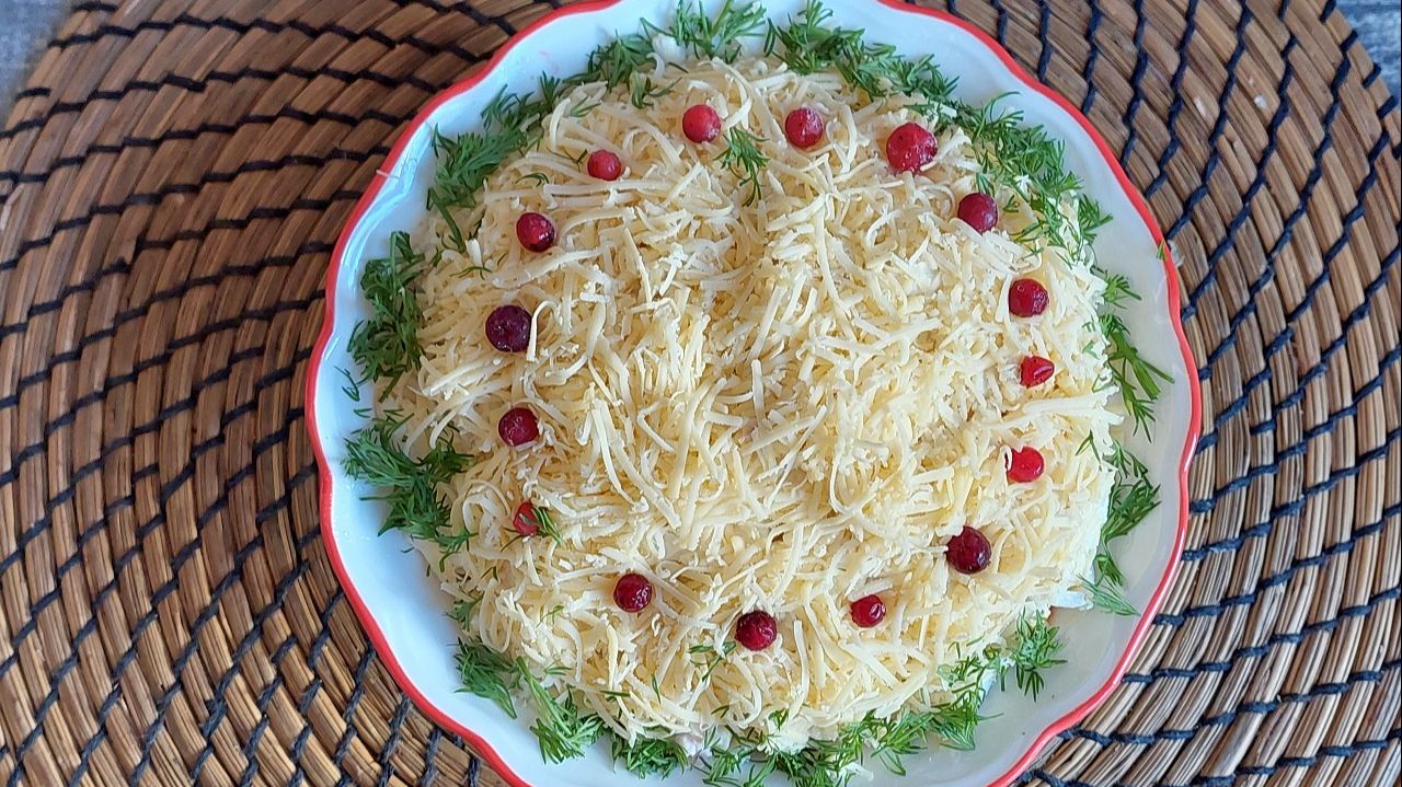 Свекольный слоёный салат с копчёным привкусом. Элементарно, но вкусно. смотреть онлайн