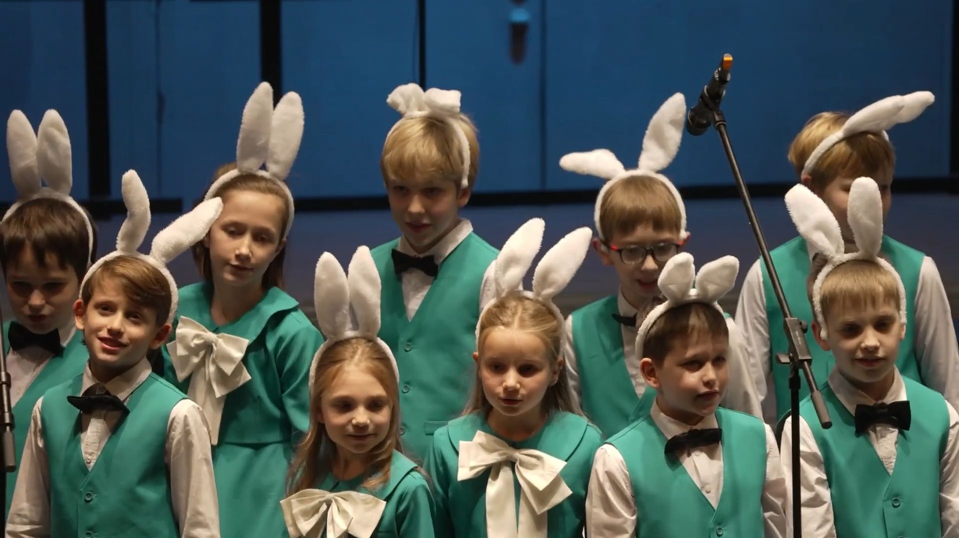 «ПЕСНЯ ПРО ЗАЙЦЕВ», Ансамбль имени Локтева. "SONG ABOUT HARES", Loktev Ensemble. смотреть онлайн