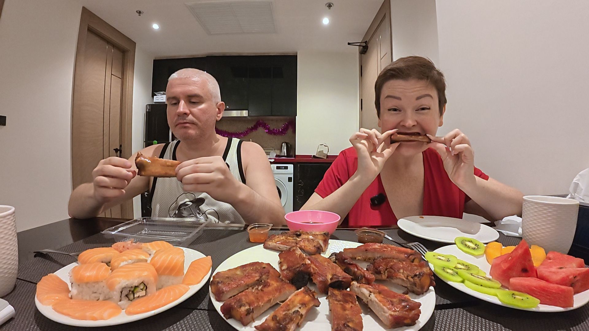 Мукбанг Вован показал ХАРАКТЕР! ОБЖОР на ночь глядя! Рёбра, роллы, САШИМИ на семейный ужин в Паттайе смотреть онлайн