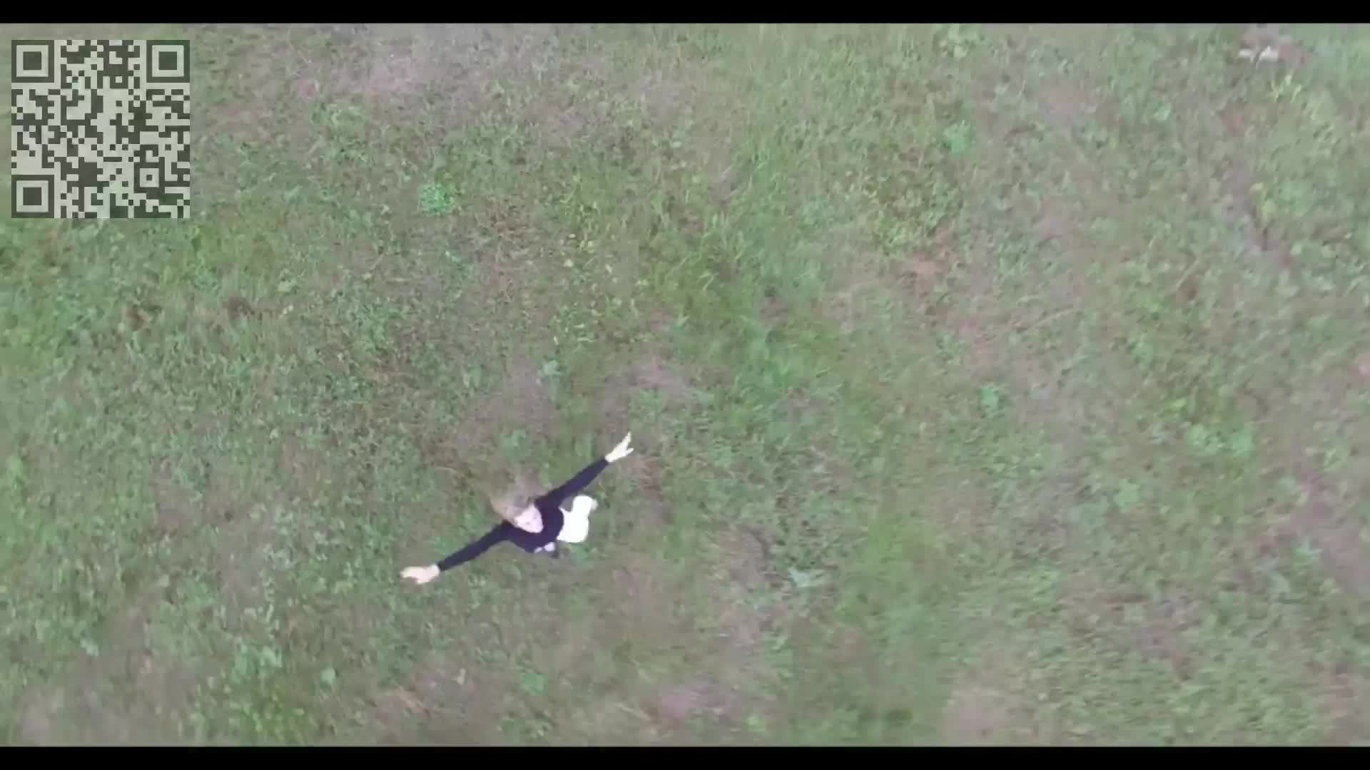 Девушка на траве смотреть онлайн