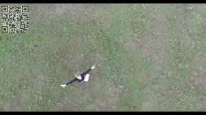 Девушка на траве