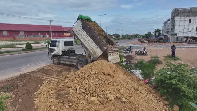 Строим дорогу - все засыпаем и разравниваем смотреть онлайн