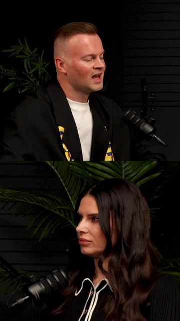 Я попросил нейросеть сделать заставку, а получил шесть пальцев и третью руку