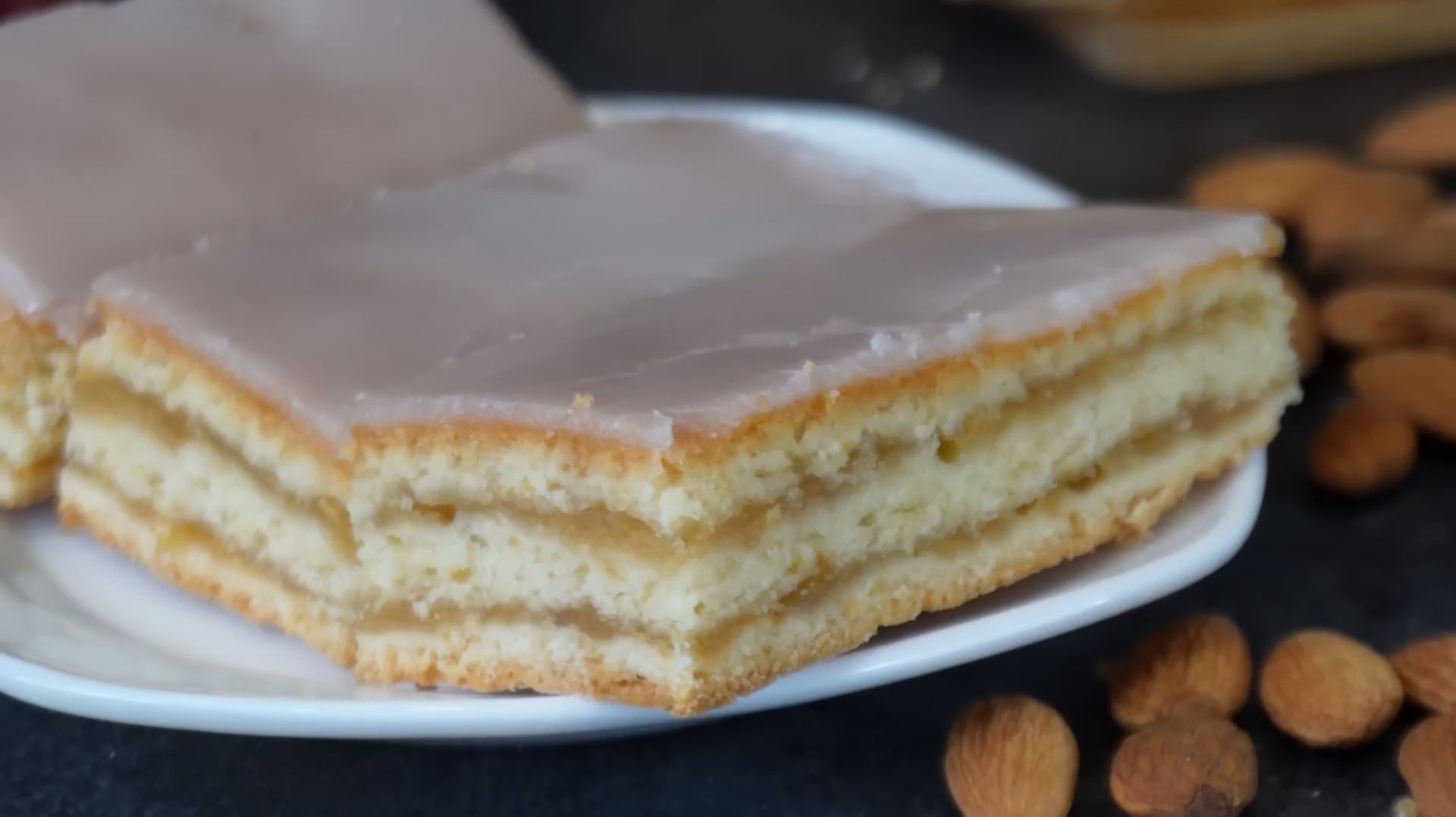 Пеку каждый день, но этот пирог «Яблочный взрыв» чаще всего мой фаворит выпечки из яблок. смотреть онлайн