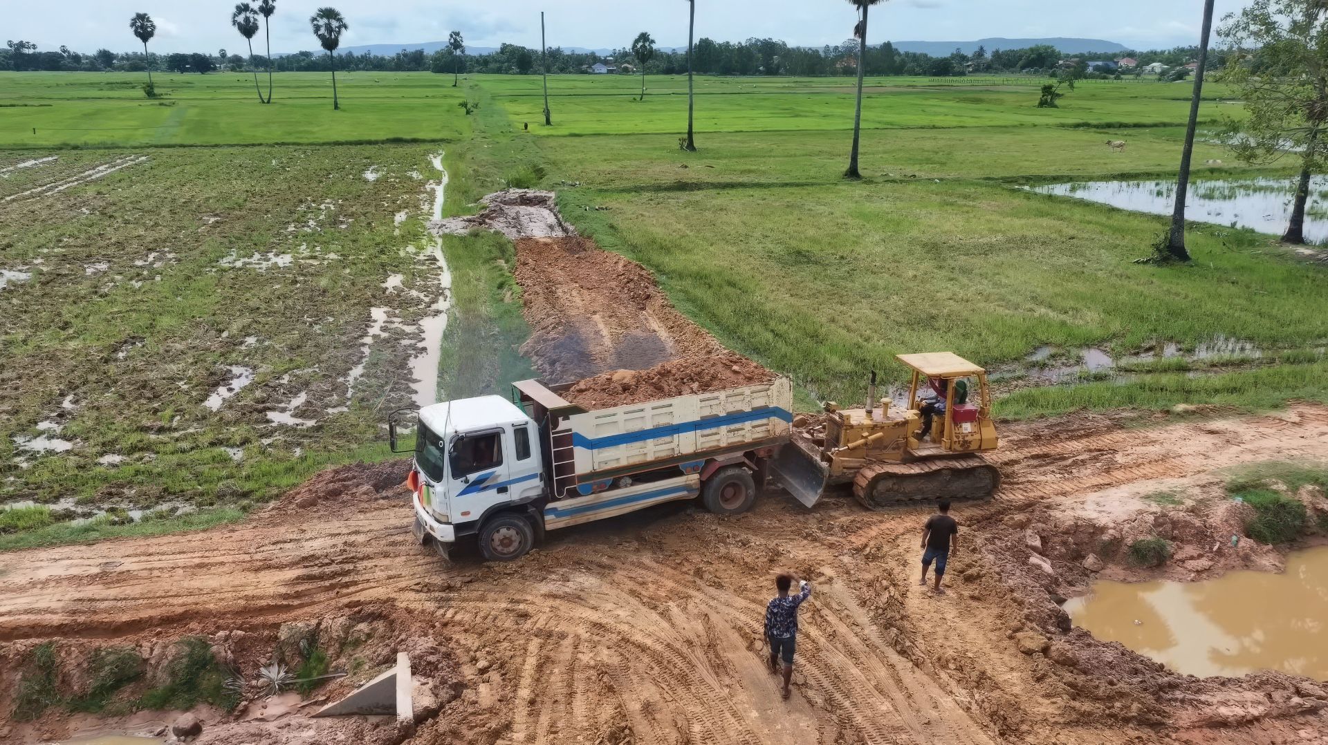 Строим дорогу на болоте. Насыпаем грунт и развавниваем бульдозером смотреть онлайн