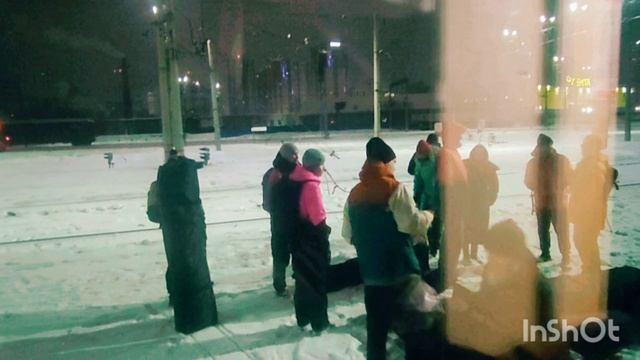 Группа горнолыжников ехали с Шерегеша прибыли в Екатеринбург. смотреть онлайн