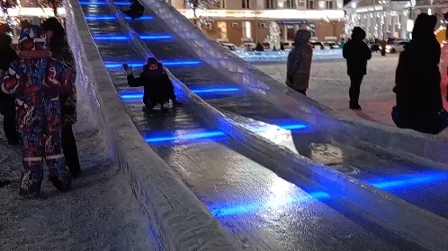 Зимние развлечения/горка/ватрушка/катаемся/дети смотреть онлайн