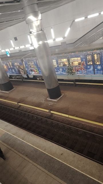 новогодний электропоезд 81-740 Русич на станции Мякинино смотреть онлайн