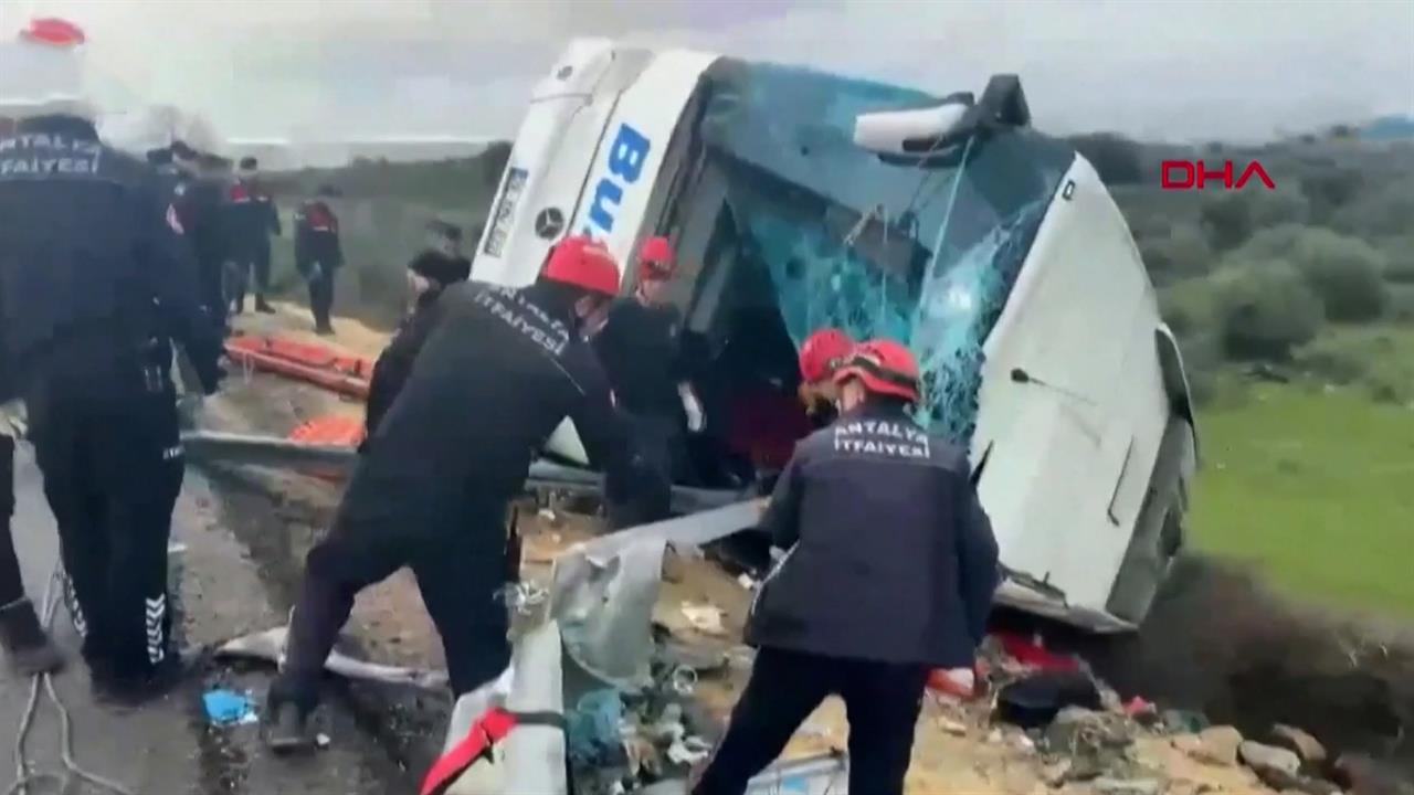 Появились кадры с места ДТП с туристическим автобусом в турецкой Анталье. смотреть онлайн