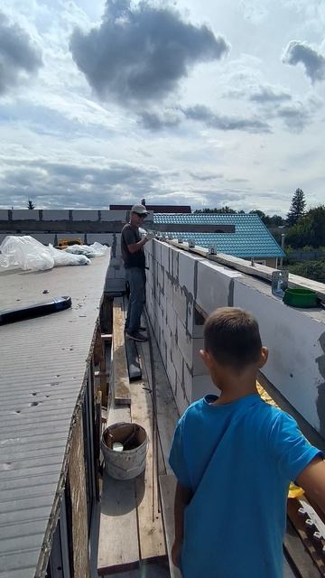 Делаем крышу 2 этажа с моим младшим помощником)