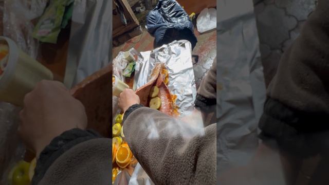 Сазан на углях с яблоками и апельсином