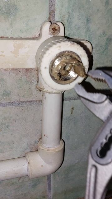 Установка смесителя. Извлечение треснутого эксцентрика. Установка смесителя. Извлечение треснутого эксцентрика.