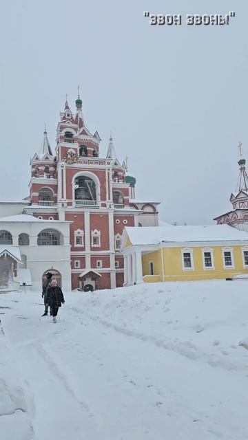 Колокольный звон в Саввино-Сторожевском монастыре по окончании литургии, звонит насельник монастыря смотреть онлайн