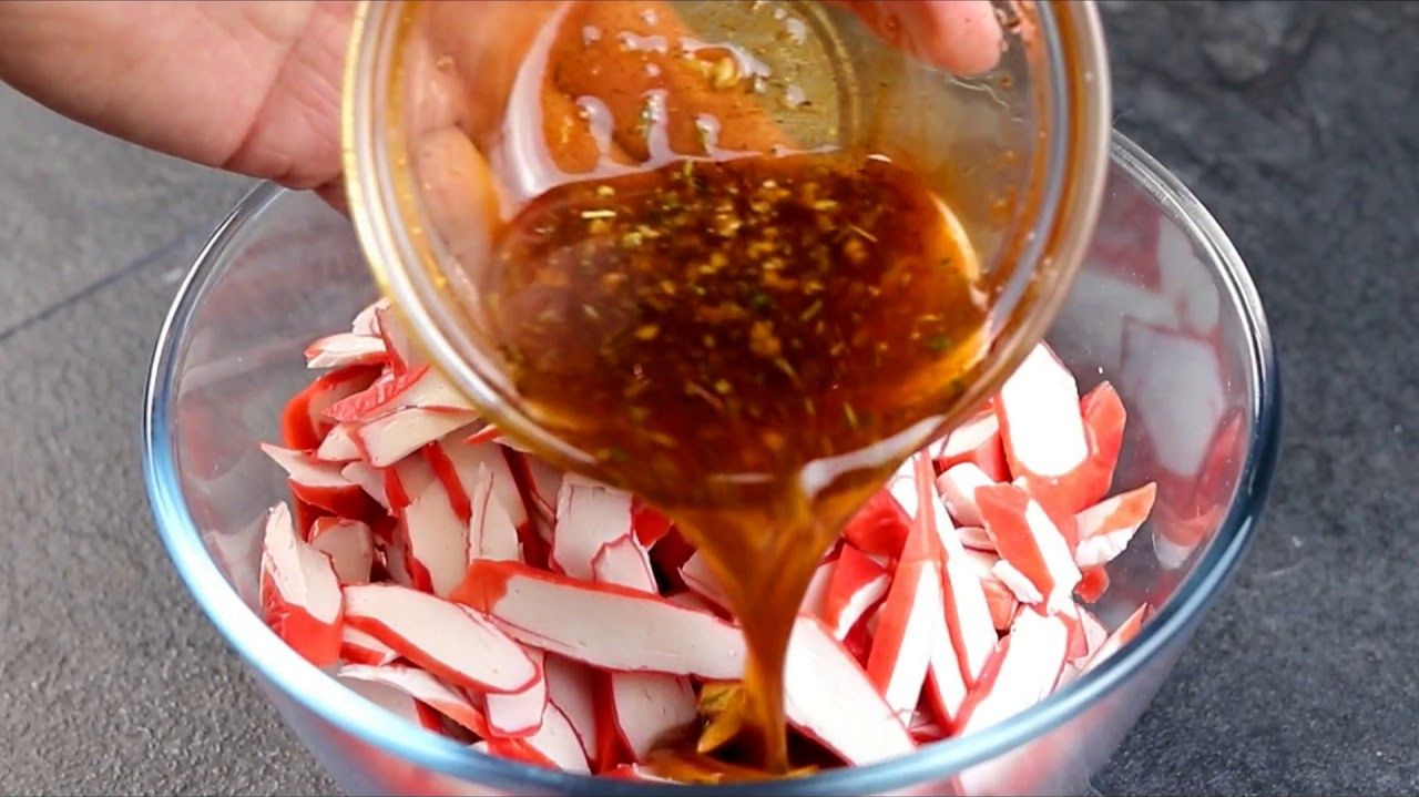 Просто нарезаю Крабовые Палочки и заливаю Маслом: нежная и вкусная закуска на праздничный стол! смотреть онлайн